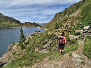 44 Seguendo l'agganciato sent. 232 costeggiamo la riva orientale del lago e  ci dirigiamo verso il Rifugio Laghi Gemelli